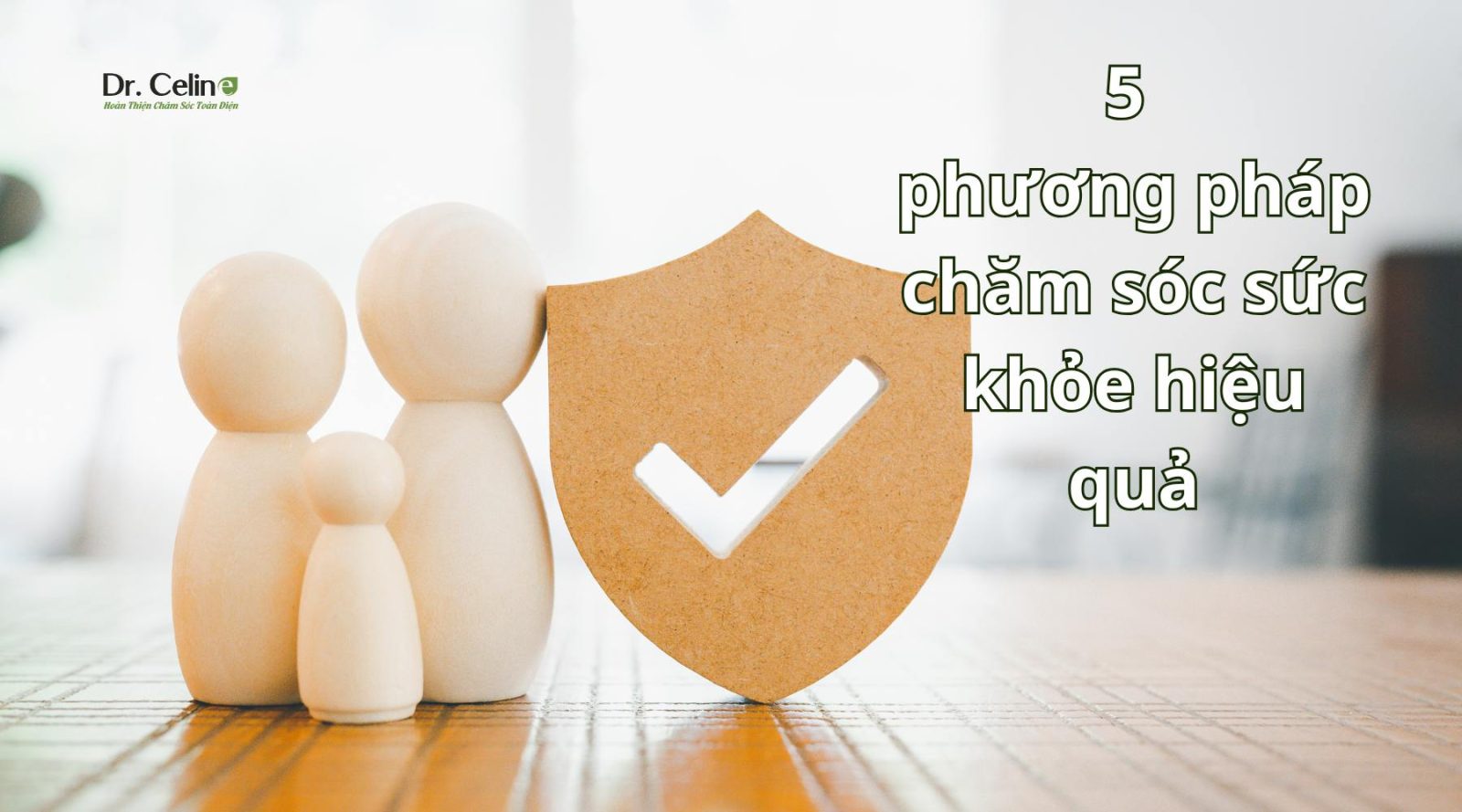 3 hình nhân bằng nhựa như 3 thành viên trong gia đình đứng chung bên cạnh là dấu tick, kế bênh là dòng chữ 5 phương pháp chăm sóc sức khỏe hiệu quả