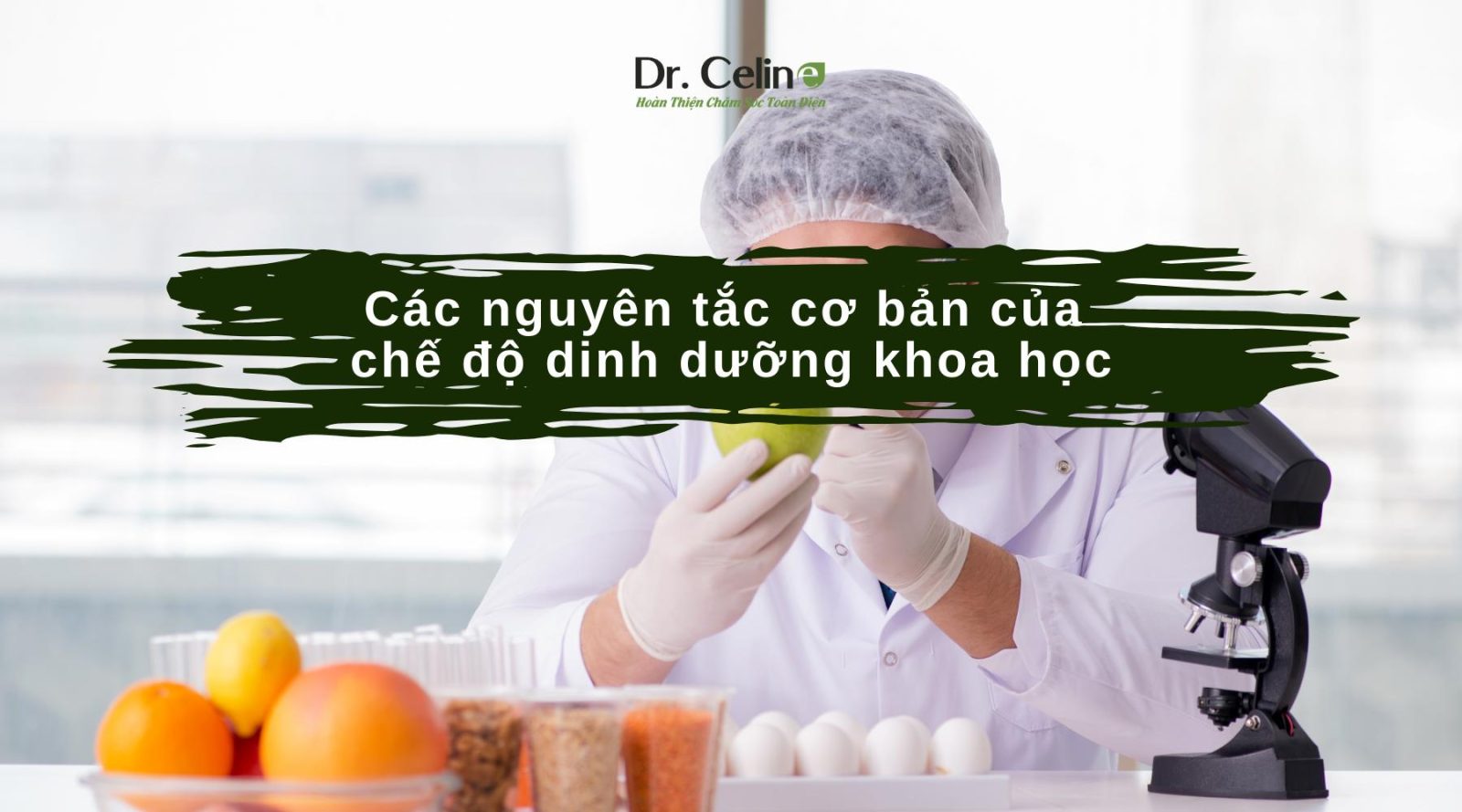 Một người đang nghiên cứu dinh dưỡng của trái cây cho chế độ dinh dưỡng cân bằng