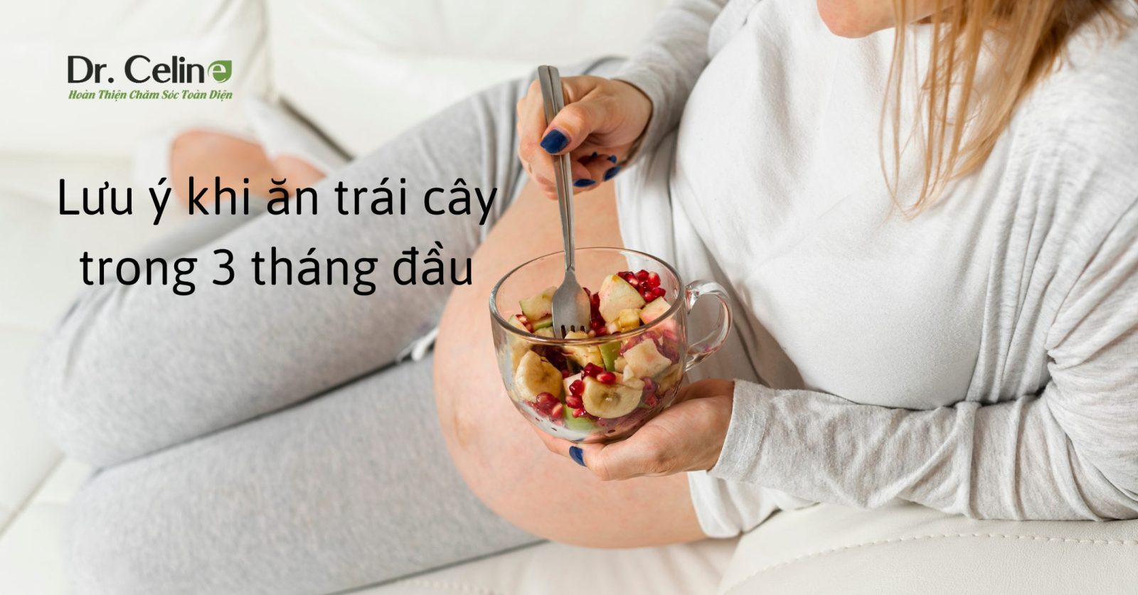 Mẹ bầu đang ăn trái cây trong 3 tháng đầu