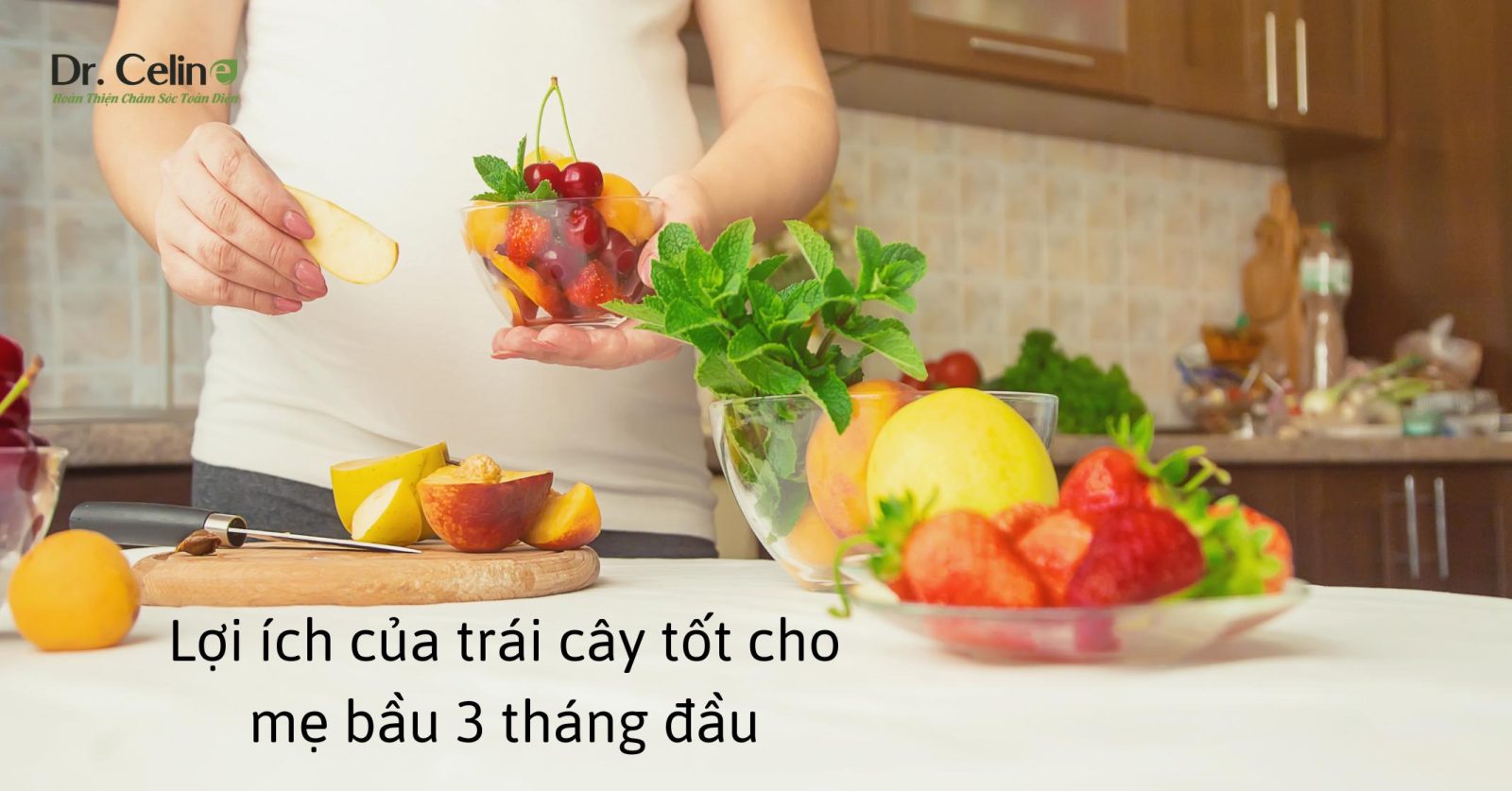 Mẹ bầu đang xắt trái cây 