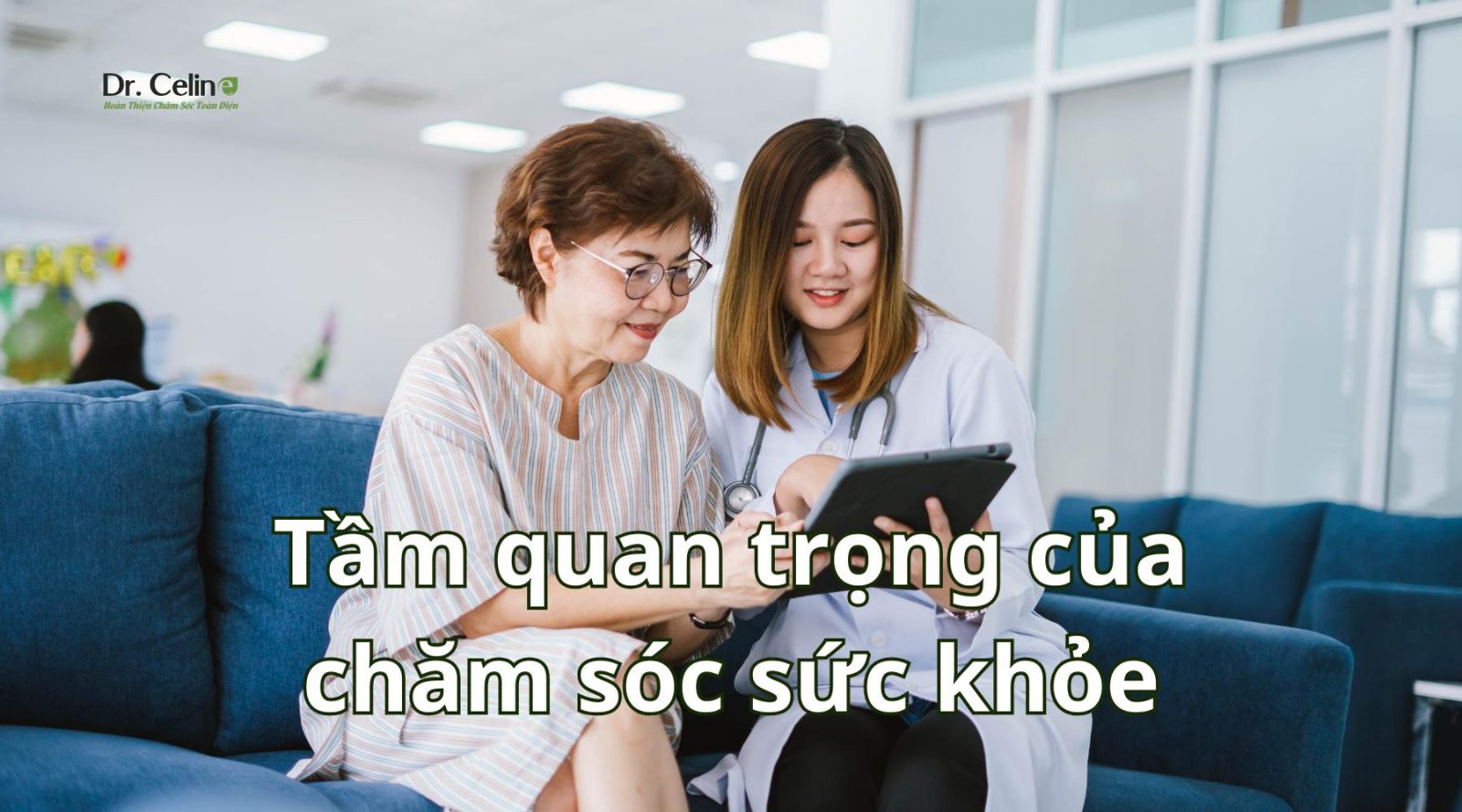 Bác sĩ đang tư vấn cho người già về tầm quan trọng của chăm sóc sức khỏe