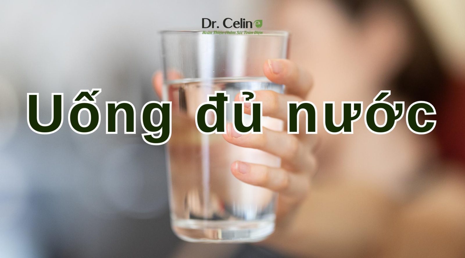 Người phụ nữ mờ mờ cầm ly nước đưa ra với thông điệp uống đủ nước cho chế độ dinh dưỡng cân bằng