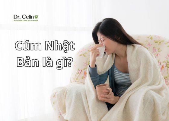 Cô gái đang bệnh cúm ngồi trên ghế sofa