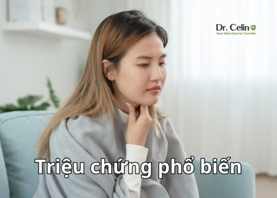 Cô gái đang bị đau họng giống triệu chứng bị cúm